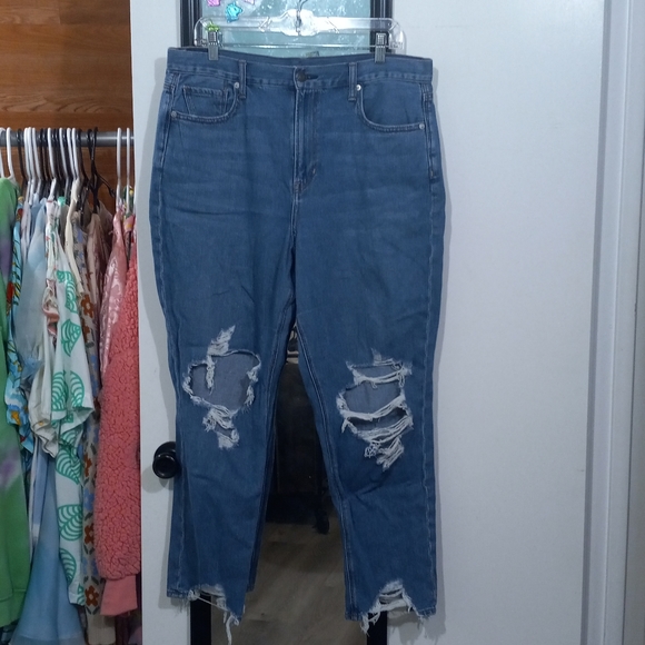 American Eagle Outfitters Denim - 🧁B2G1🧁 American Eagle Distressed Blue Mom Jeans